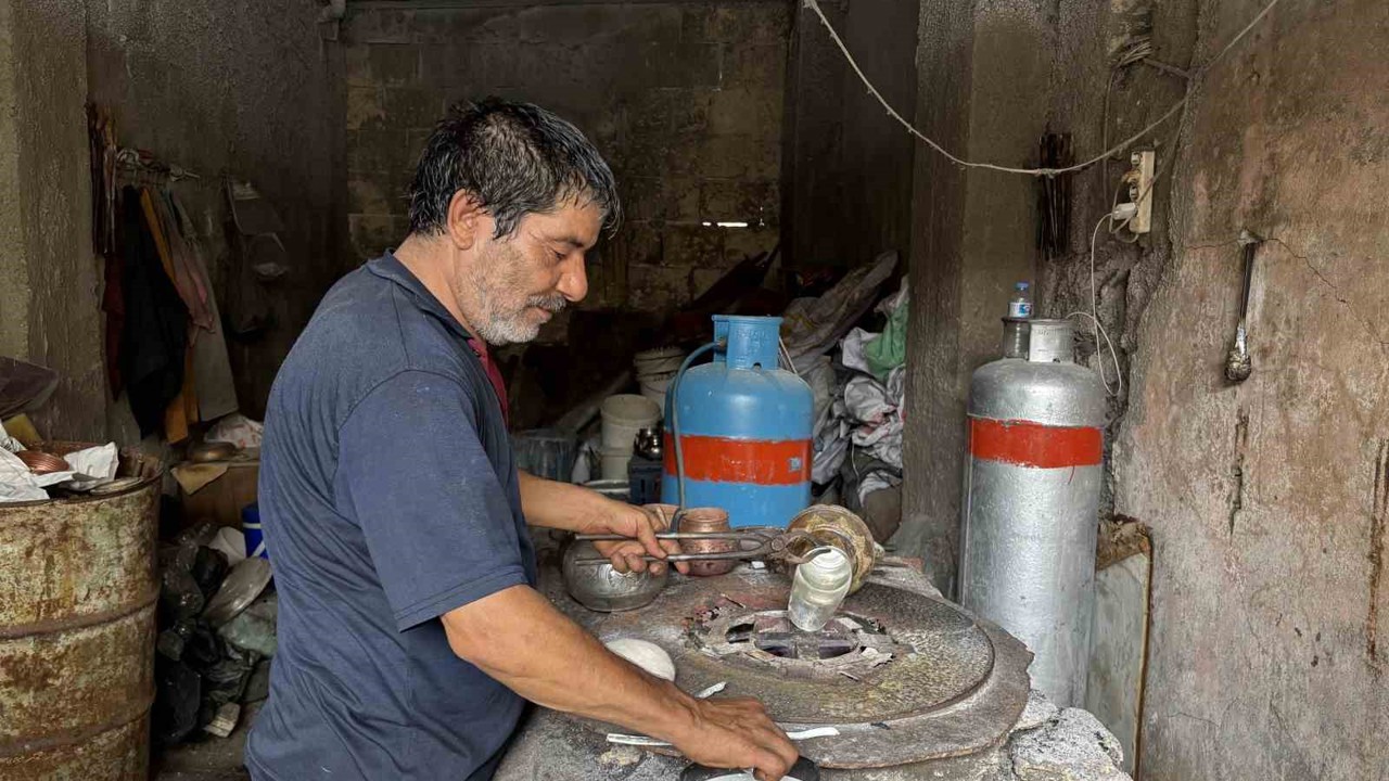 Bakır kalaycısı, 7 yaşında başladığı mesleğini 58 yıldır aşkla sürdürüyor
