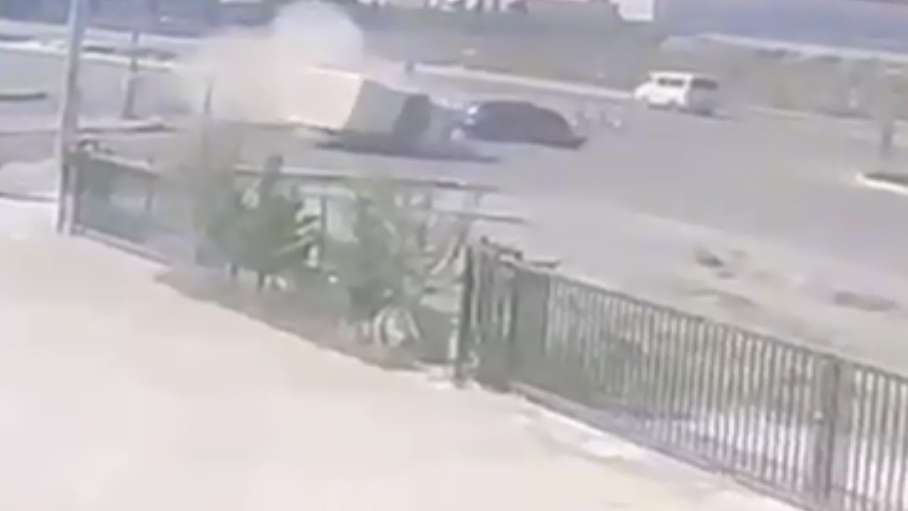 Otomobilin kamyonetle çarpıştığı kaza kameraya yansıdı: 2 yaralı
