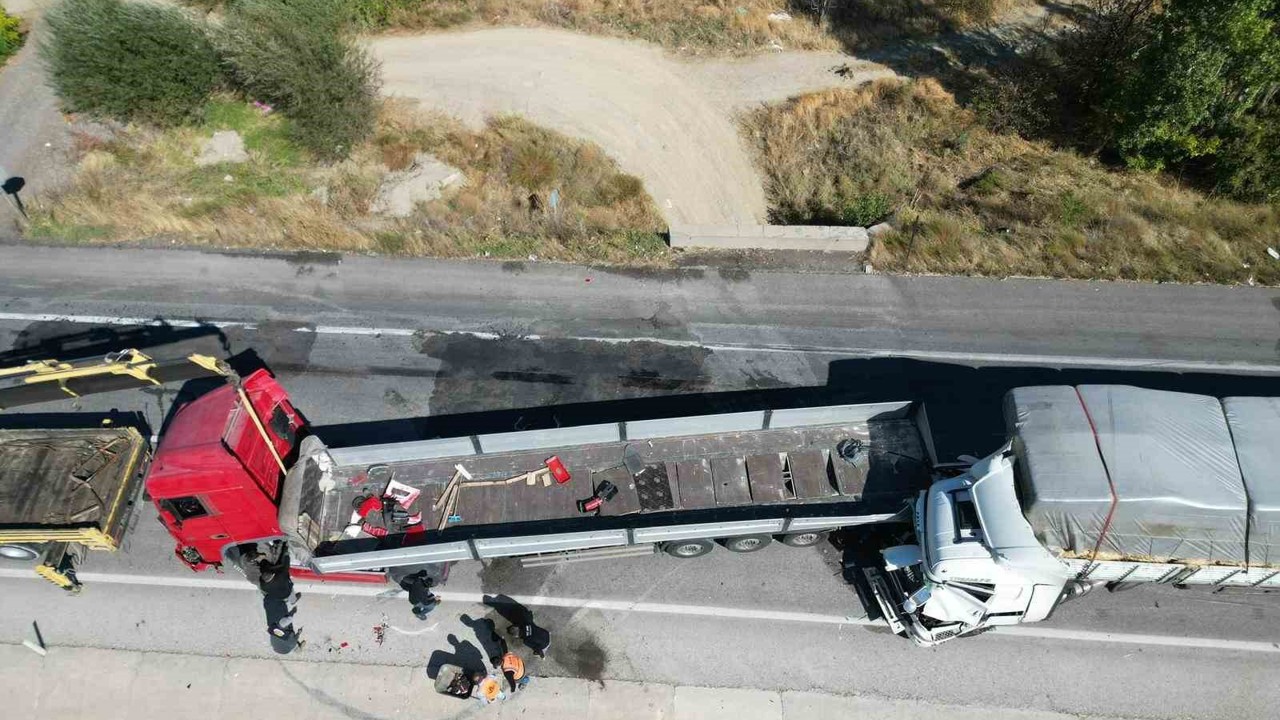 Tırların çarpıştığı kazada 2 kişi yaralandı
