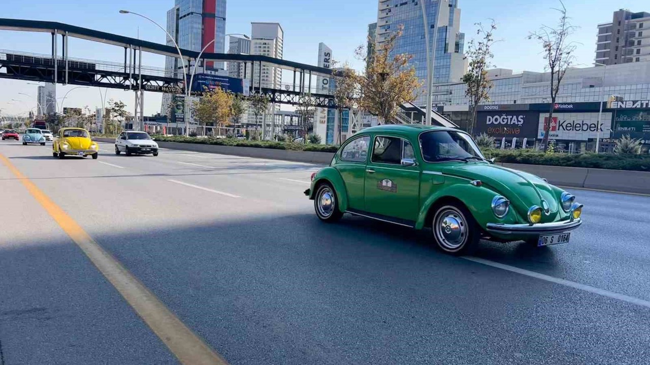 Klasik otomobil tutkunları erkek sağlığına dikkat çekmek için başkent sokaklarında
