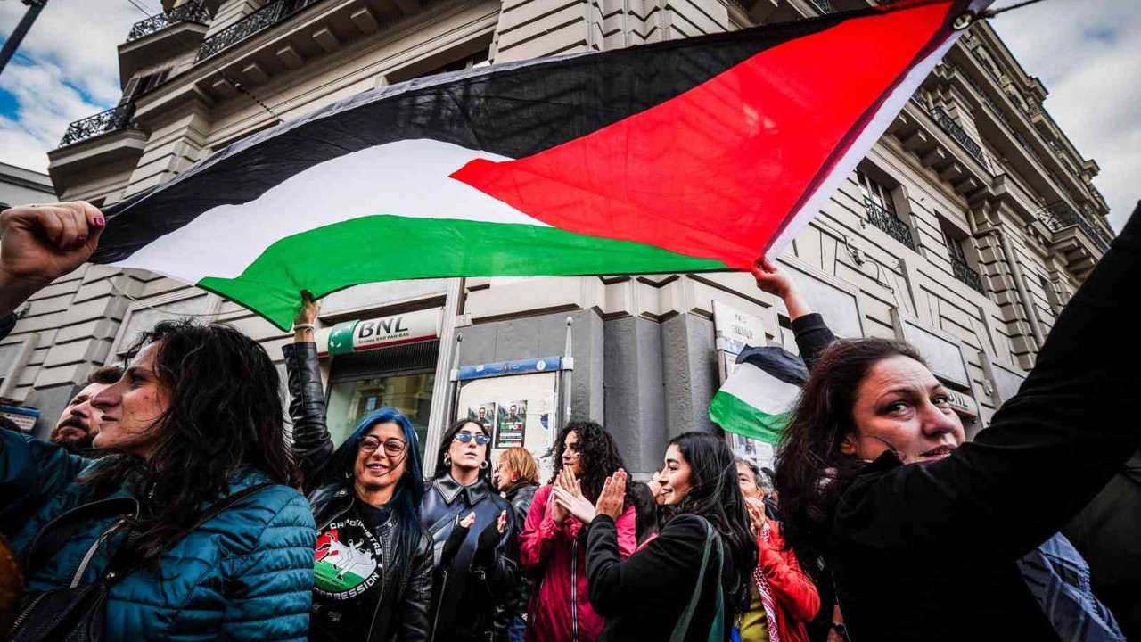 İtalya’da Küresel Sumud Filosu için başlatılan greve destek veren binlerce kişi sokağa döküldü
