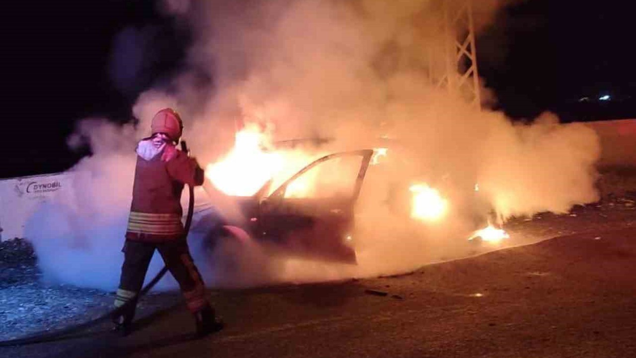 Dörtyol’da otomobil alevlere teslim oldu
