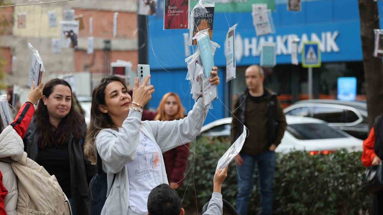 Kocaeli’de gelenek bozulmadı: Ağaçlar yine kitap açtı
