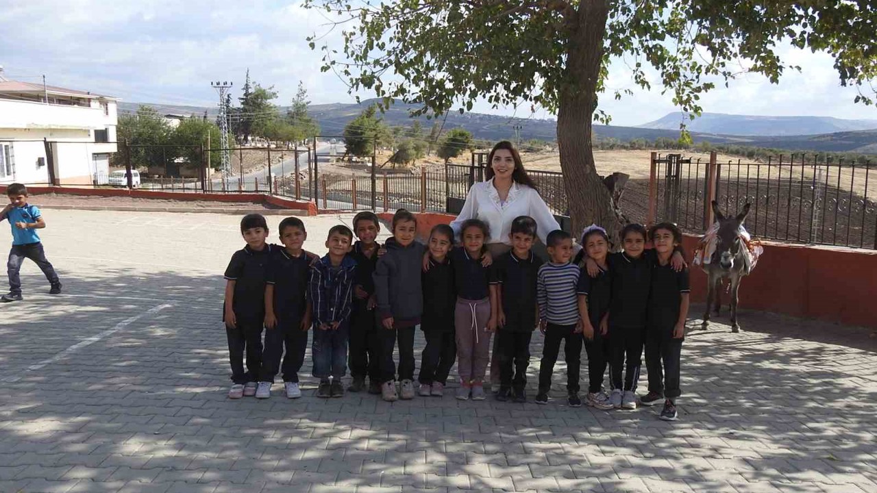 Öğretmen, çocuklara eşekle okuma yazmayı sevdirdi

