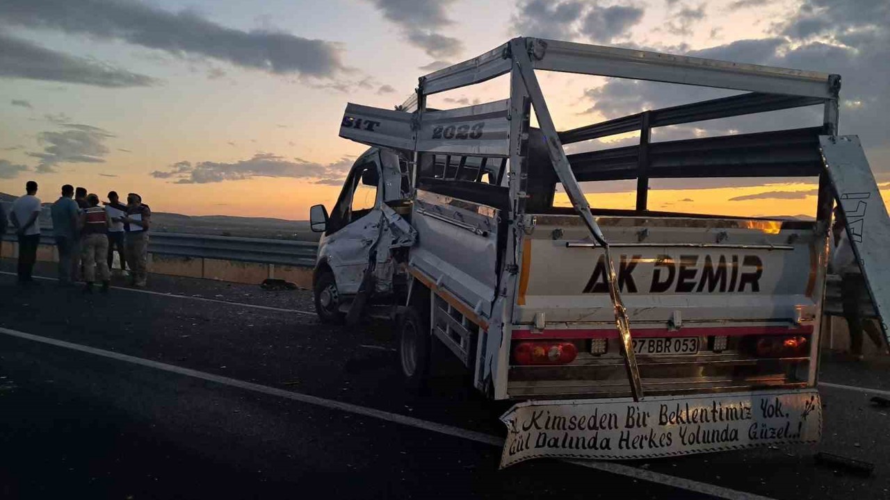 Kilis’te tır ile pikap çarpıştı: 3 yaralı
