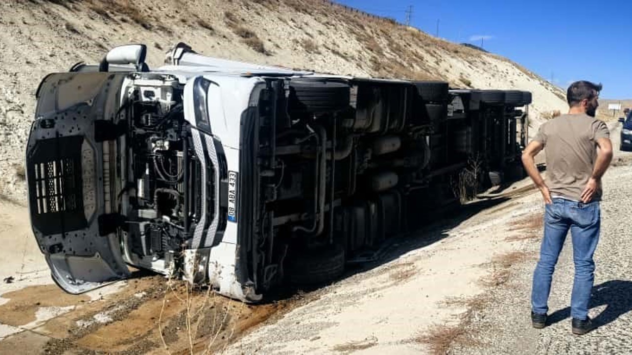 Sürücüsünün direksiyon hakimiyetini kaybettiği Tır yan devrildi
