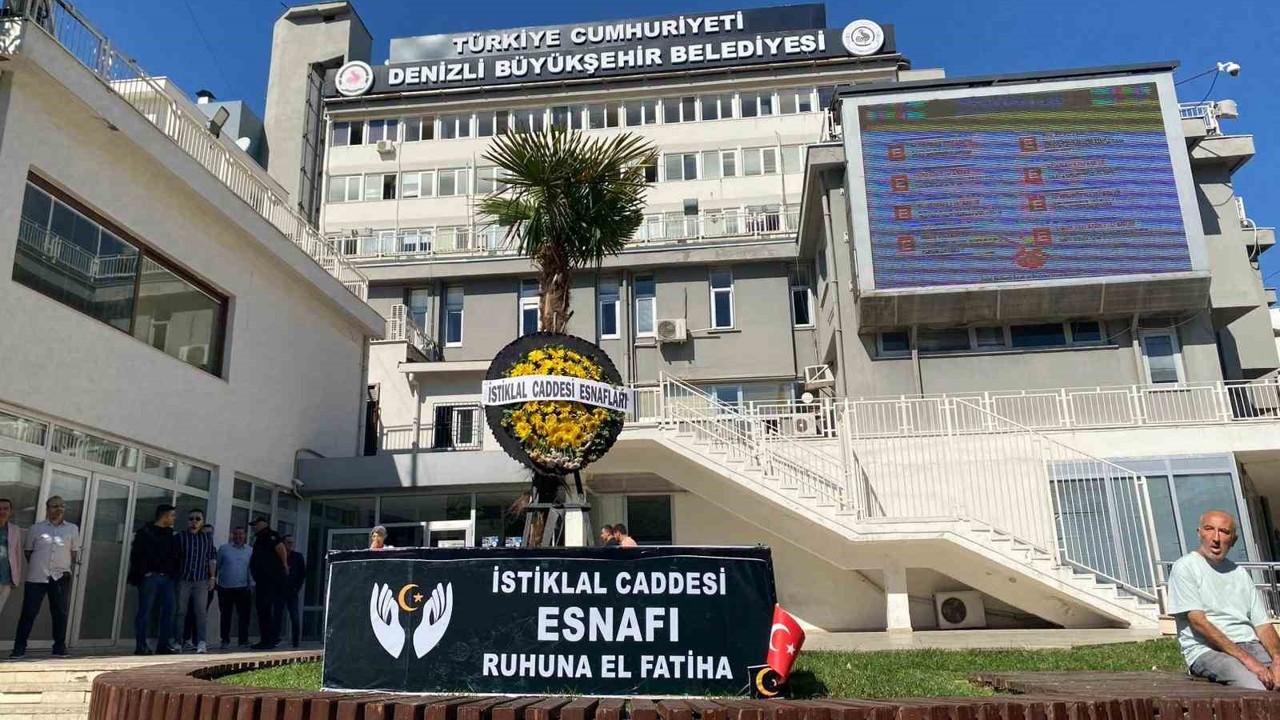 Esnafın tabutu Denizli Büyükşehir Belediyesinin önüne bırakıldı
