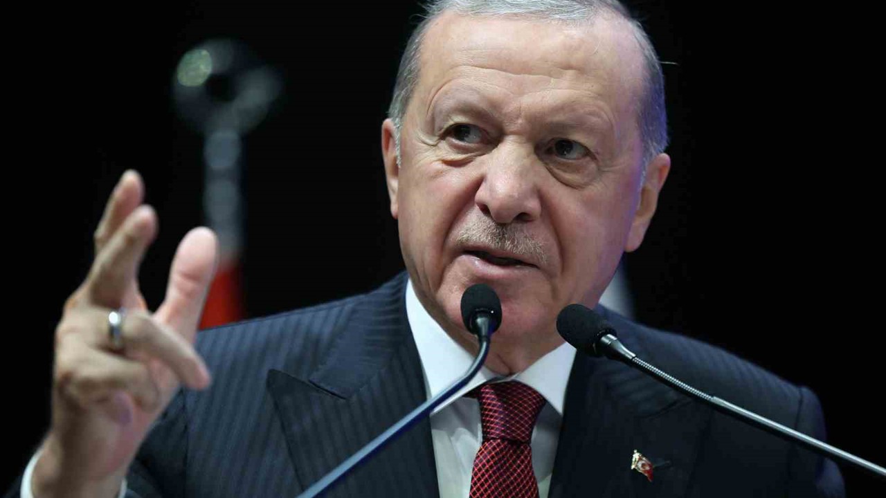 Cumhurbaşkanı Recep Tayyip Erdoğan: "Belediyeleri hısım akraba çiftliğine çeviren haramilerin baskılarına teslim olmak istemeyenlere kapımız açıktır."
