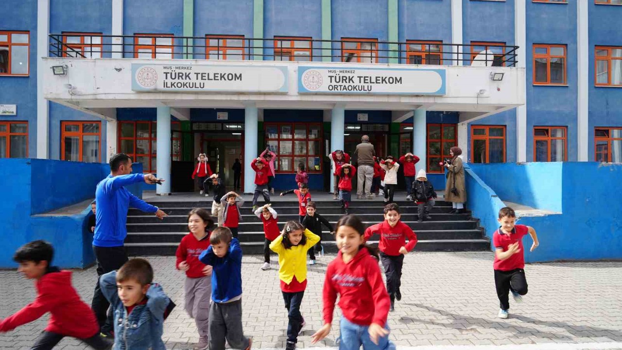 Muş’ta okullarda eş zamanlı tahliye tatbikatı yapıldı
