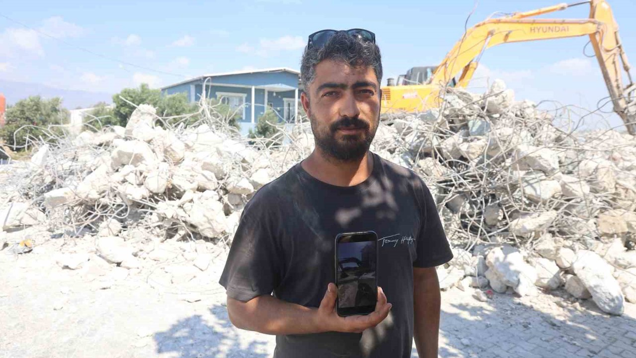 İş makinesiyle gelin arabasının önünü kesen operatör, bahşiş alınca yolu açtı
