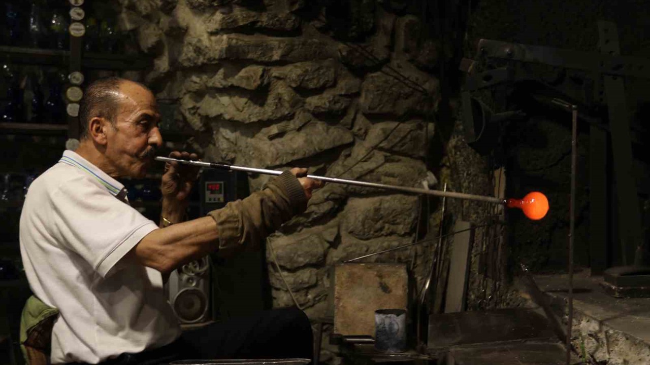 "2016 Dünya El Sanatları Kenti" ünvanlı El Halil’de tarihi atölyeler can çekişiyor
