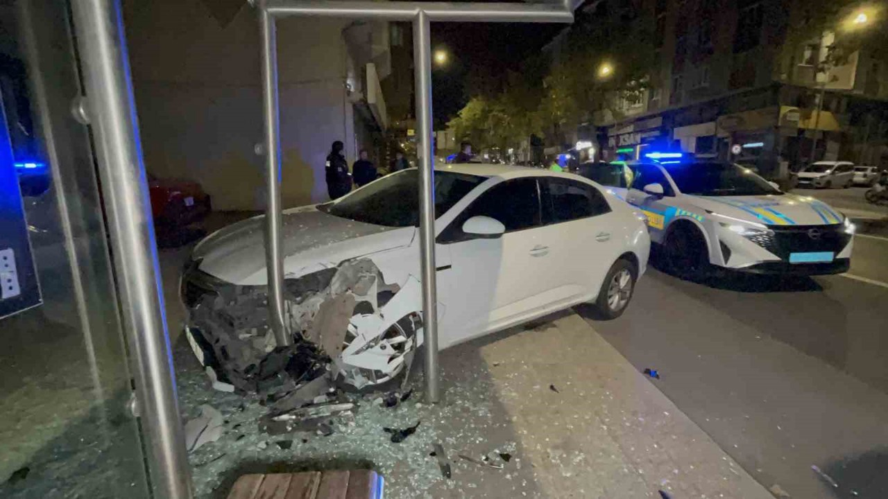 Tekirdağ’da polisten kaçan alkollü sürücü durağa daldı
