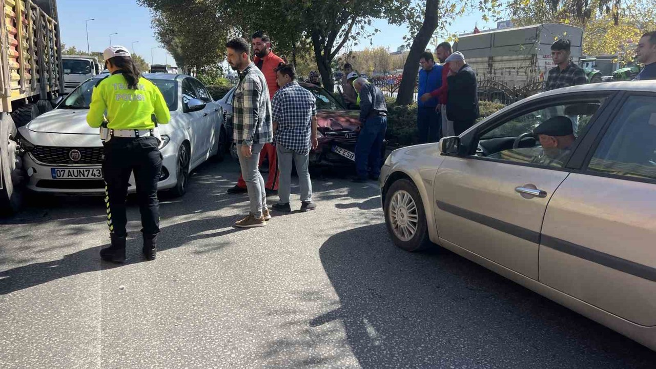 Ters yolda gidip zincirleme kazaya neden olan sürücüden pes dedirten savunma
