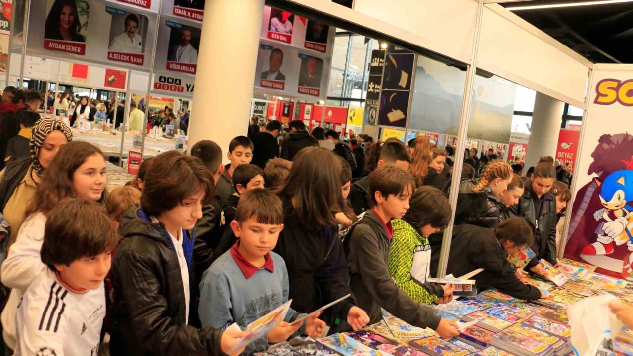 Kitap fuarında çocukların çizgi roman sevgisi
