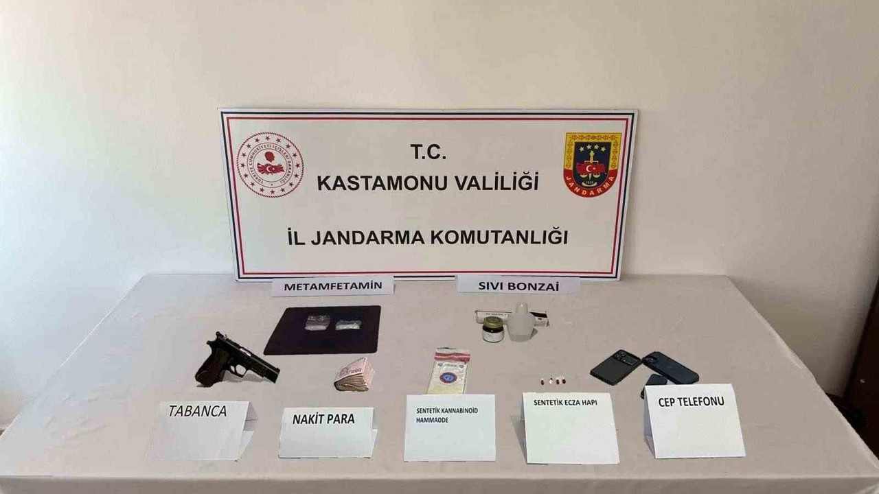 Kastamonu’da binlerce sentetik ecza hapıyla yakalanan 3 kişi tutuklandı

