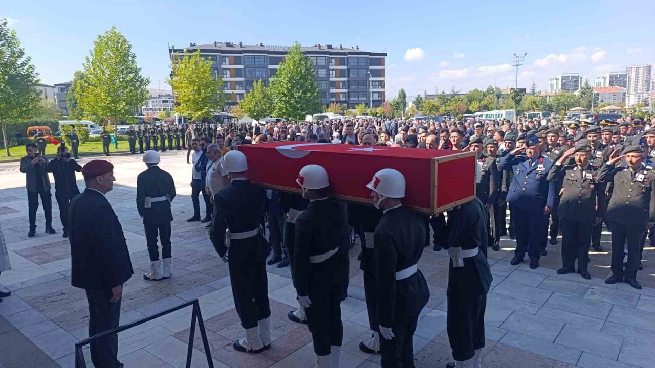 Kıbrıs’ta kazada vefat eden teğmen memleketi Afyonkarahisar’da son yolculuğuna uğurlandı
