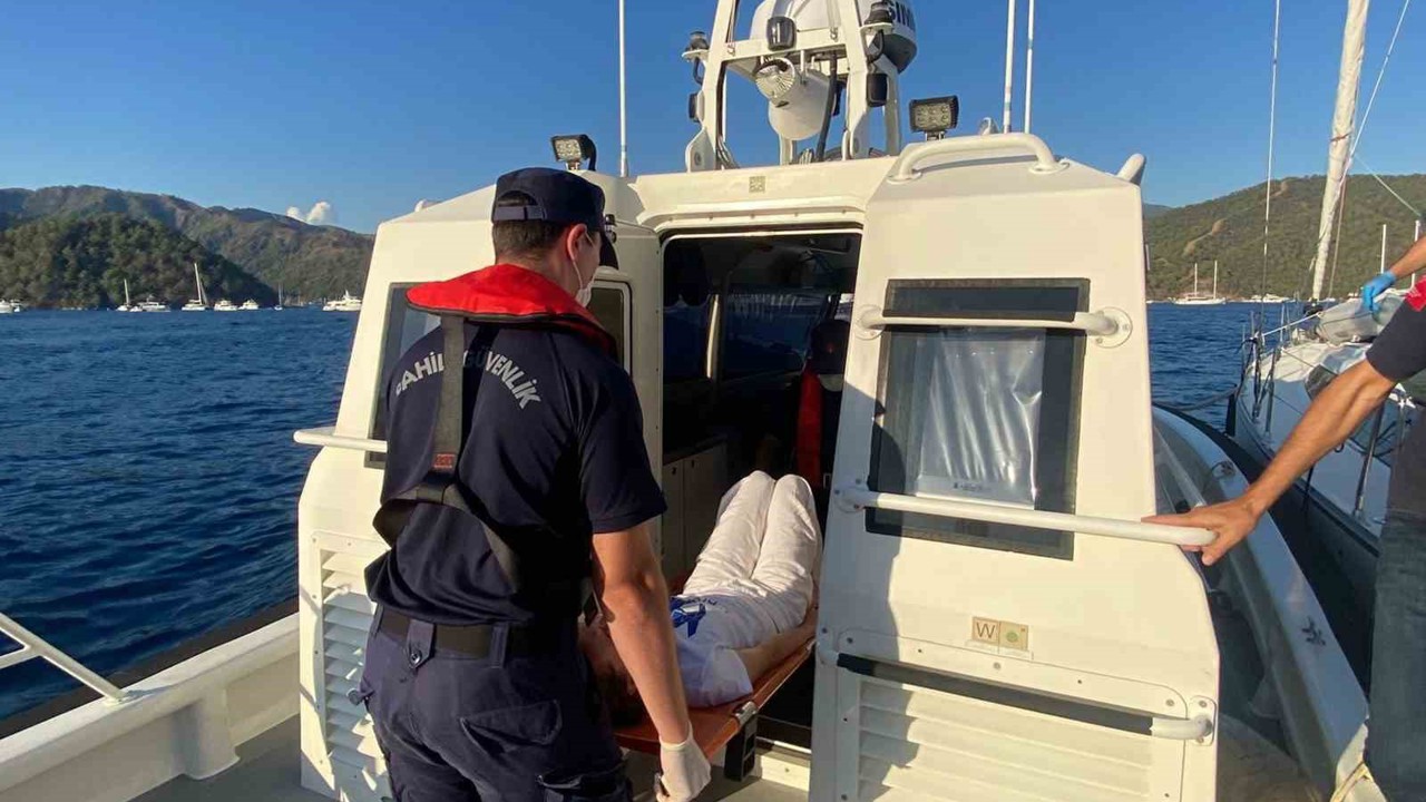 Ticari yatta yaralanan vatandaşa Sahil Güvenlik tıbbi tahliye
