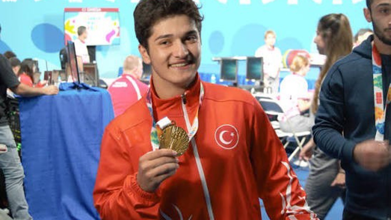 Bakan Bak’tan dünya şampiyonu halterci Muhammed Furkan Özbek’e tebrik
