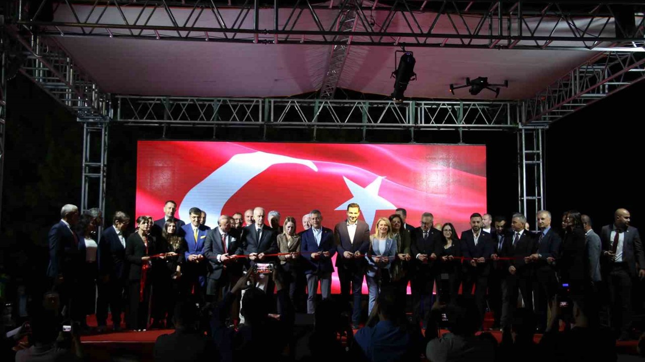 CHP Genel Başkanı Özel, Uşak Belediyesi Ferdi Zeyrek Amfi Salonu açılışına katıldı
