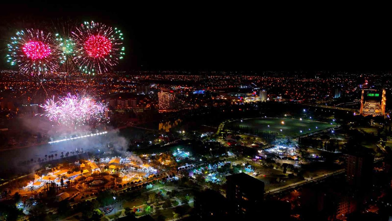 Adana’da dron, lazer ve havai fişek gösterisi, görsel şölene sahne oldu
