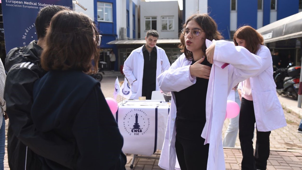 Ege Üniversitesi kampüsünde meme kanseri farkındalık etkinliği
