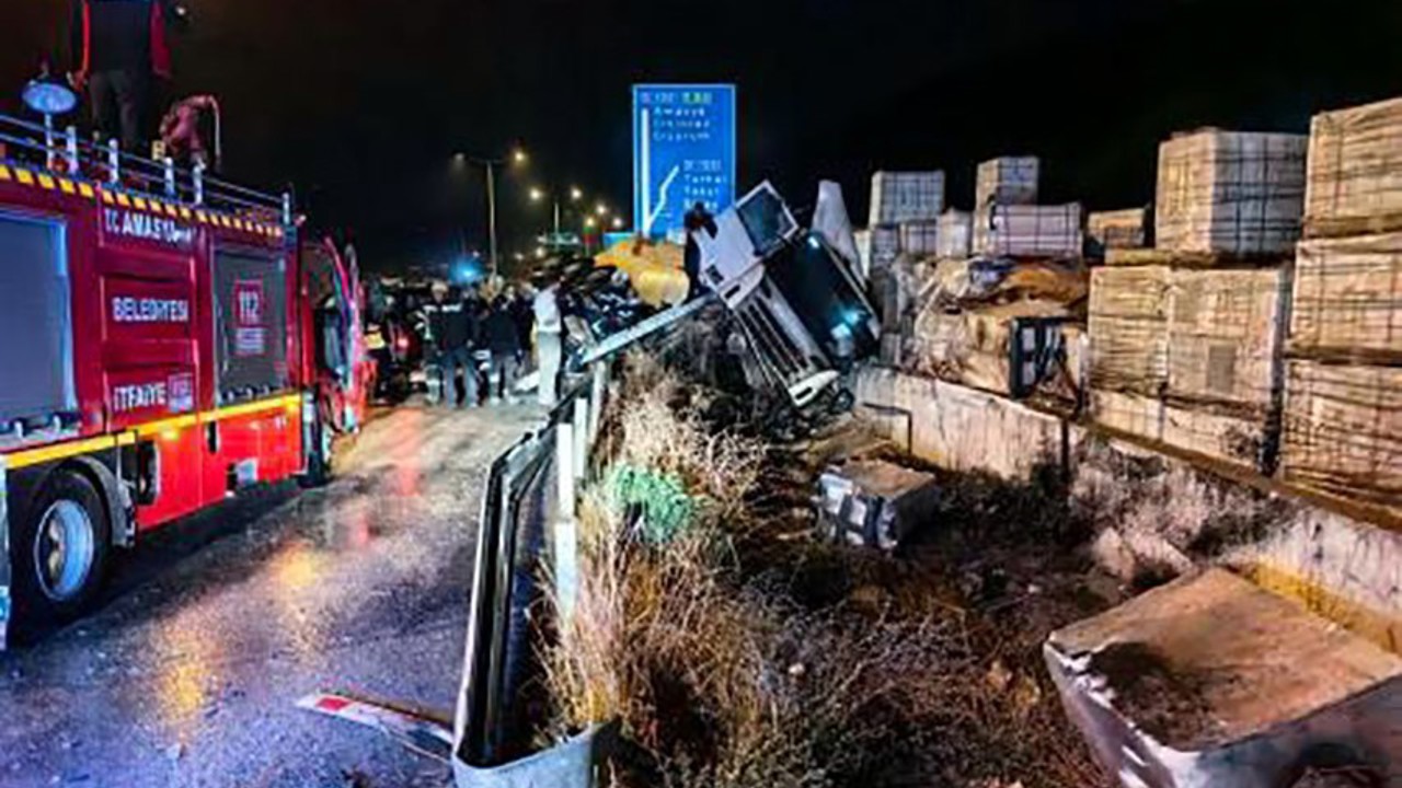 Amasya’da tanker devrildi: 1 yaralı
