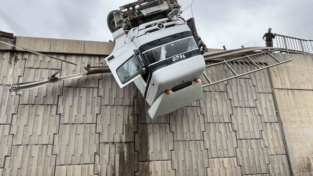 İzmir’de tır devrildi, kupası viyadükte asılı kaldı
