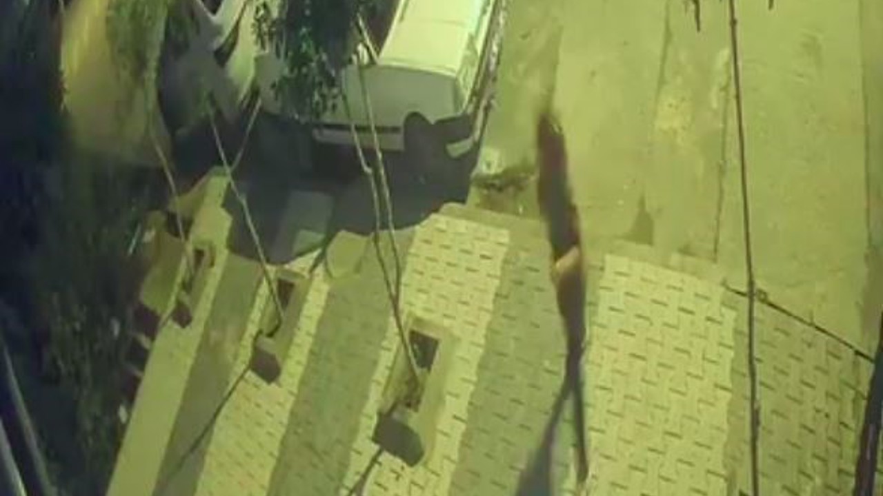 Arnavutköy’de faciadan dönüldü: Freni patlayan araç çocukların arasına böyle daldı
