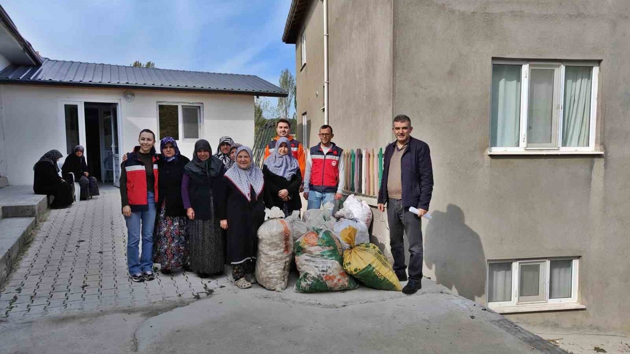 Domaniç’te kadın üreticilere 300 kilo dikimlik sarımsak dağıtıldı
