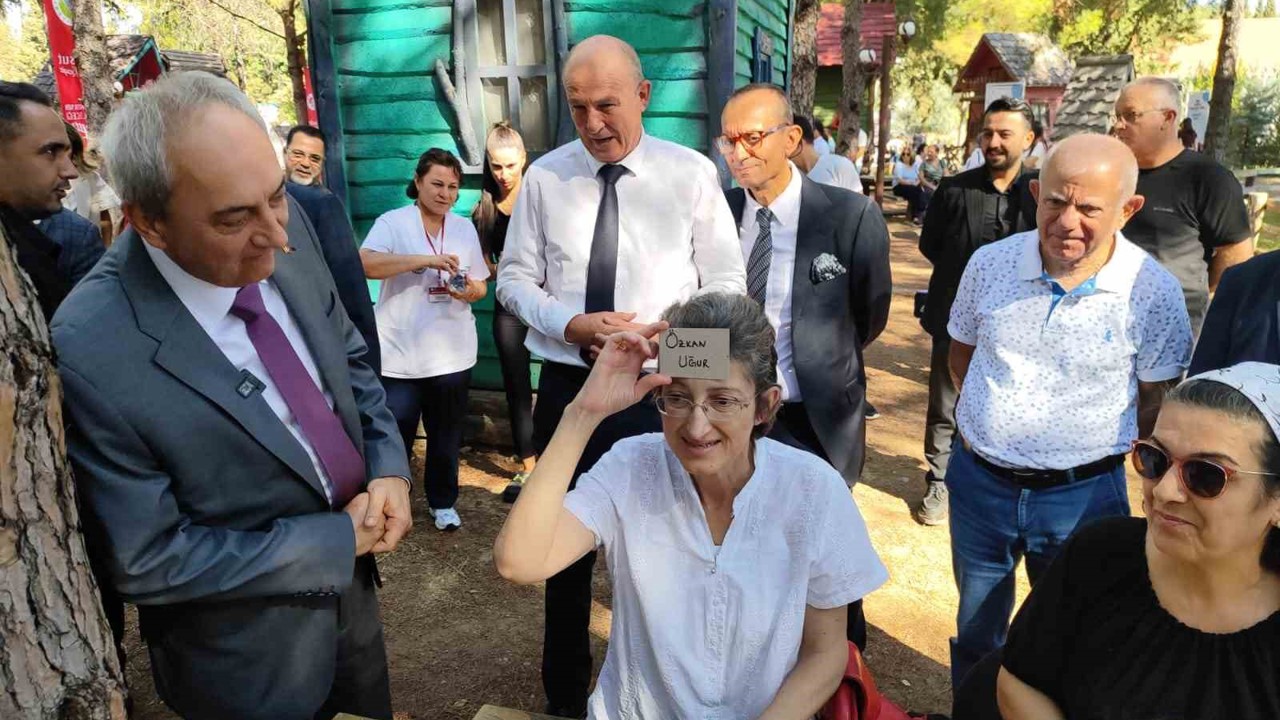 Yaşlılar gençlere taş çıkarttı
