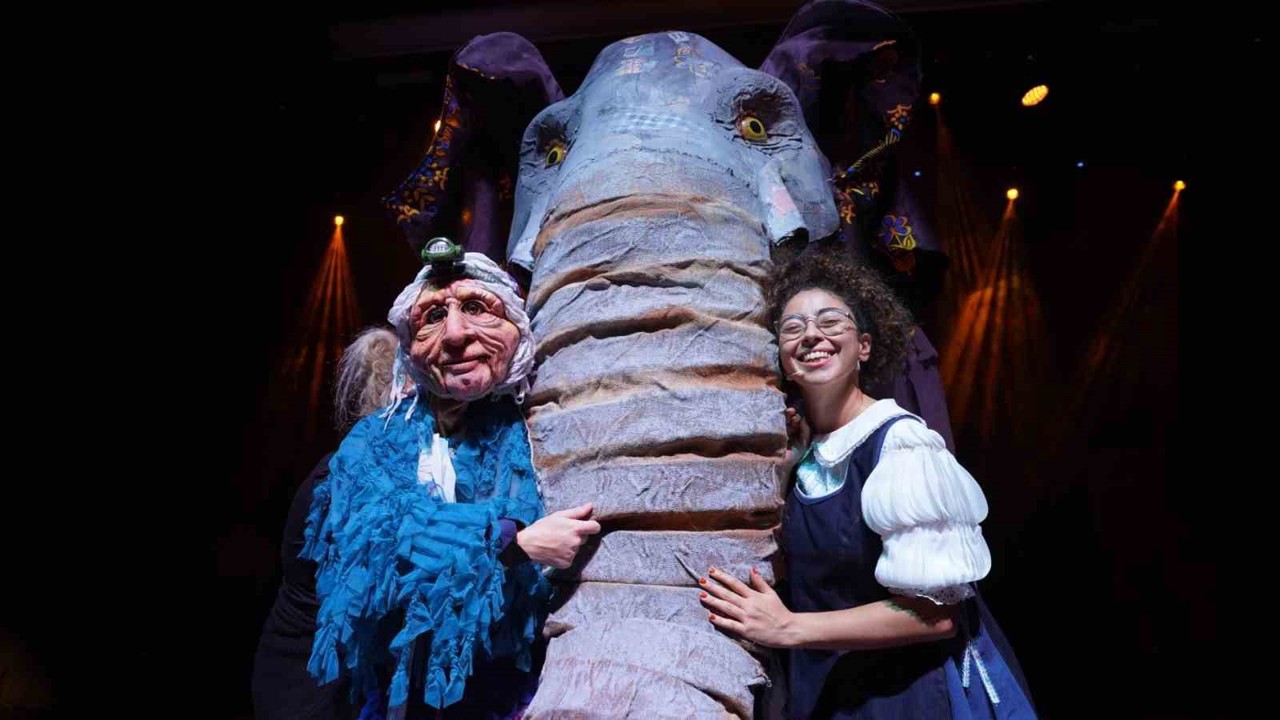 Kocaeli Şehir Tiyatrosu, ekim ayında sanatseverlerle buluşuyor
