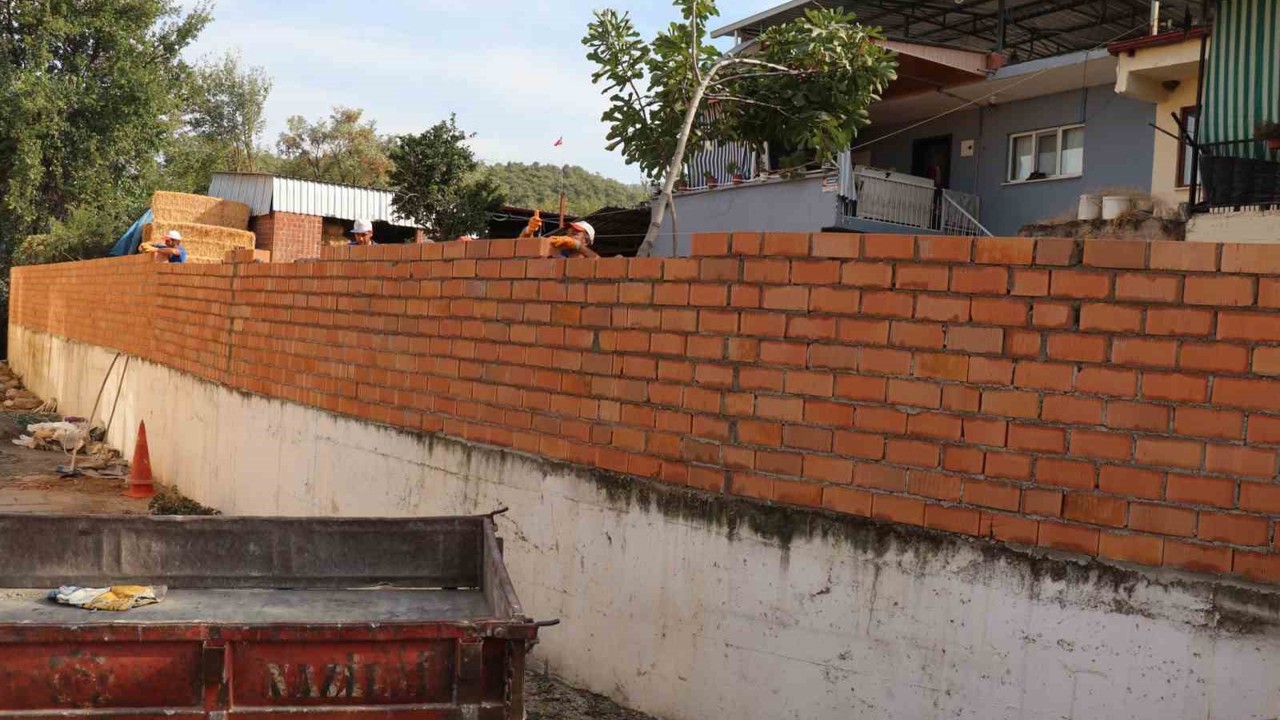 Çamlıdere’de köy içi yollar ve okul çevre duvarları yenilendi
