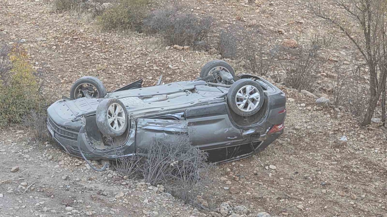 Mardin’de kontrolden çıkan araç takla attı: 2 yaralı

