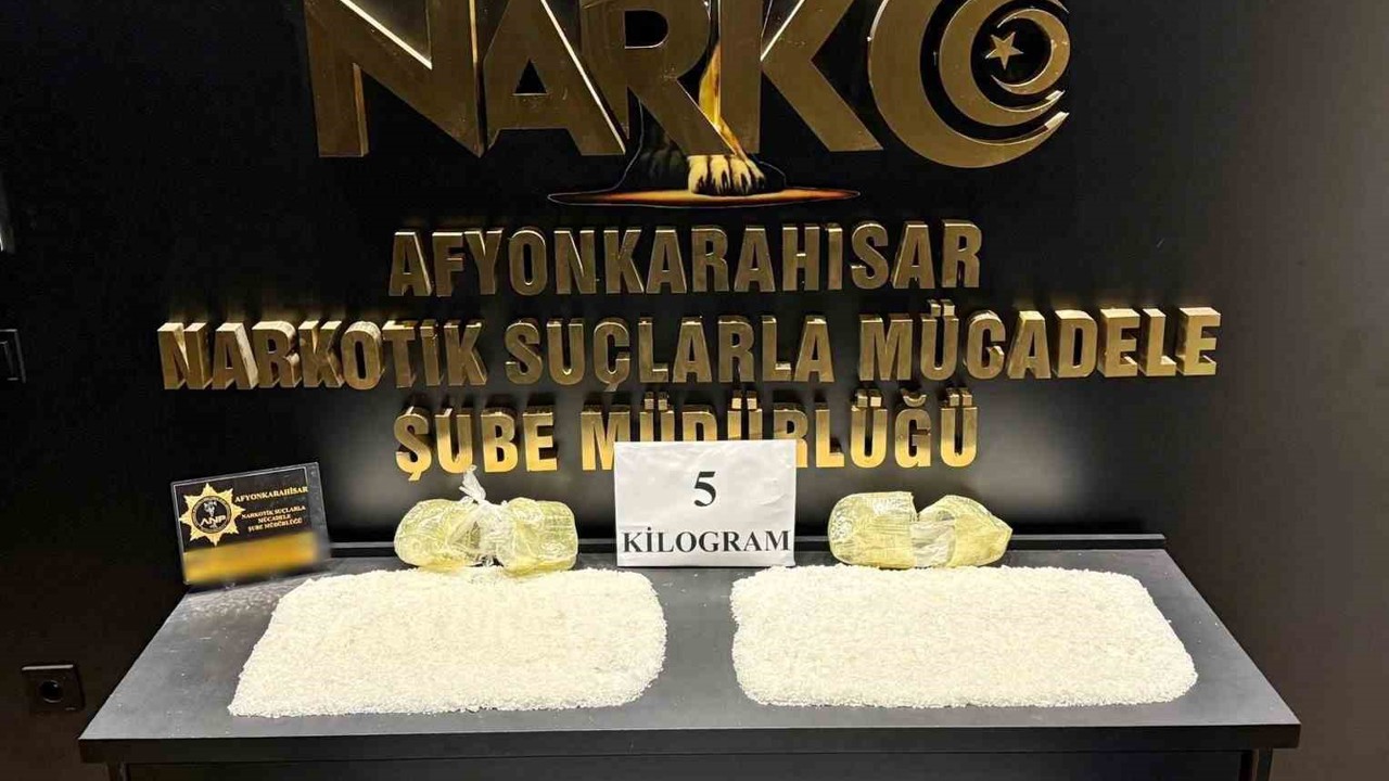 Gübre çuvallarının arasından 5 kilogram uyuşturucu çıktı
