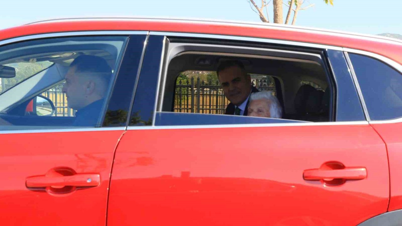 Validen 91 yaşındaki Neylüfer Teyze’nin isteğini geri çevirmedi
