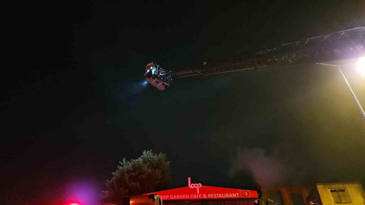 Fatih’te metruk binada çıkan yangın kafeye sıçramadan söndürüldü
