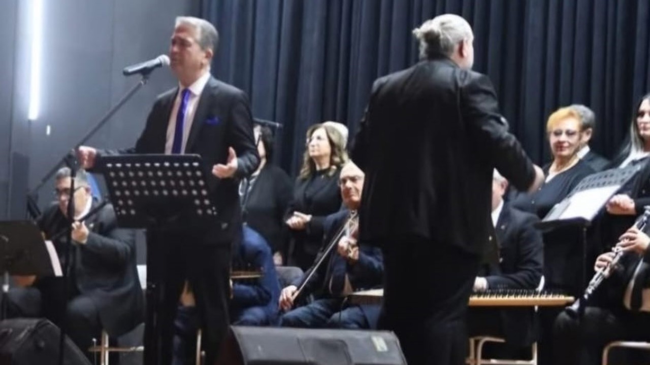 Aydın’da yıllarca valilerin makam şoförlüğünü yapan Danyal, sesiyle dinleyenleri mest ediyor
