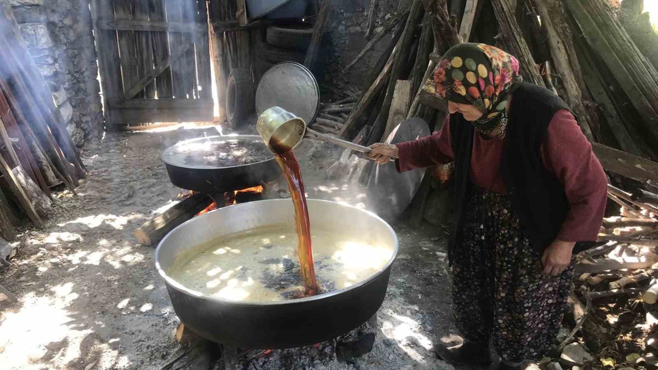 50 kiloluk kazanlarda 1 litre külle kaynatılıyor, kilosu 500 liradan satılıyor
