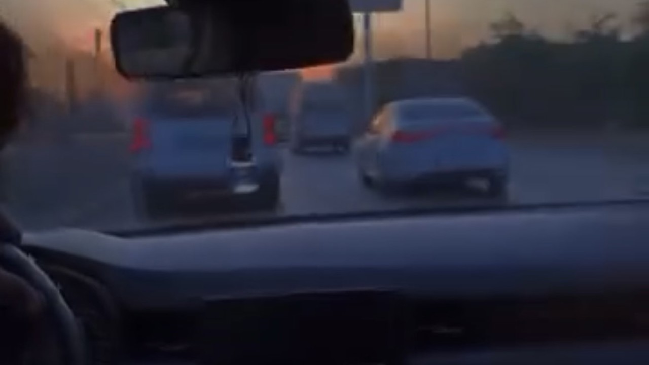 Makas atarak trafiği tehlikeye attı, o anları kayda aldırıp paylaştı
