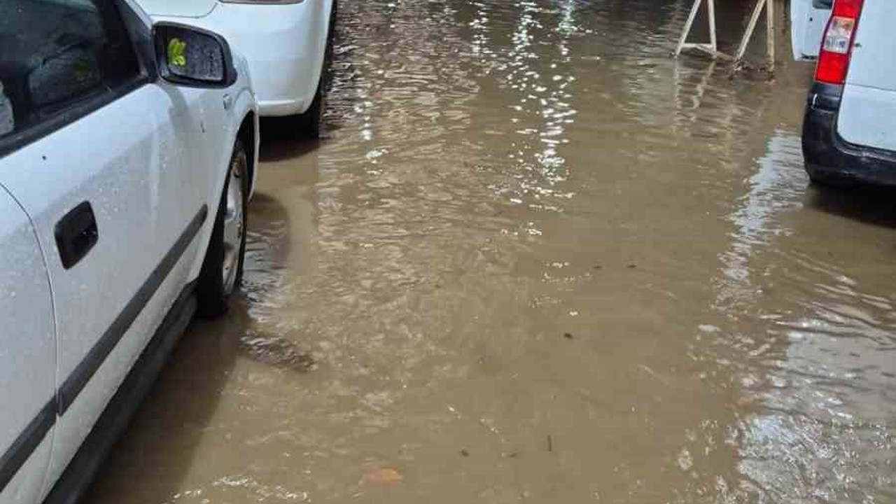 Karadeniz Ereğli’de sağanak ve dolu, hayatı felç etti
