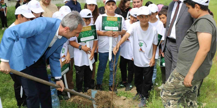Adana’da okul bahçesine meyve fidanı dikildi