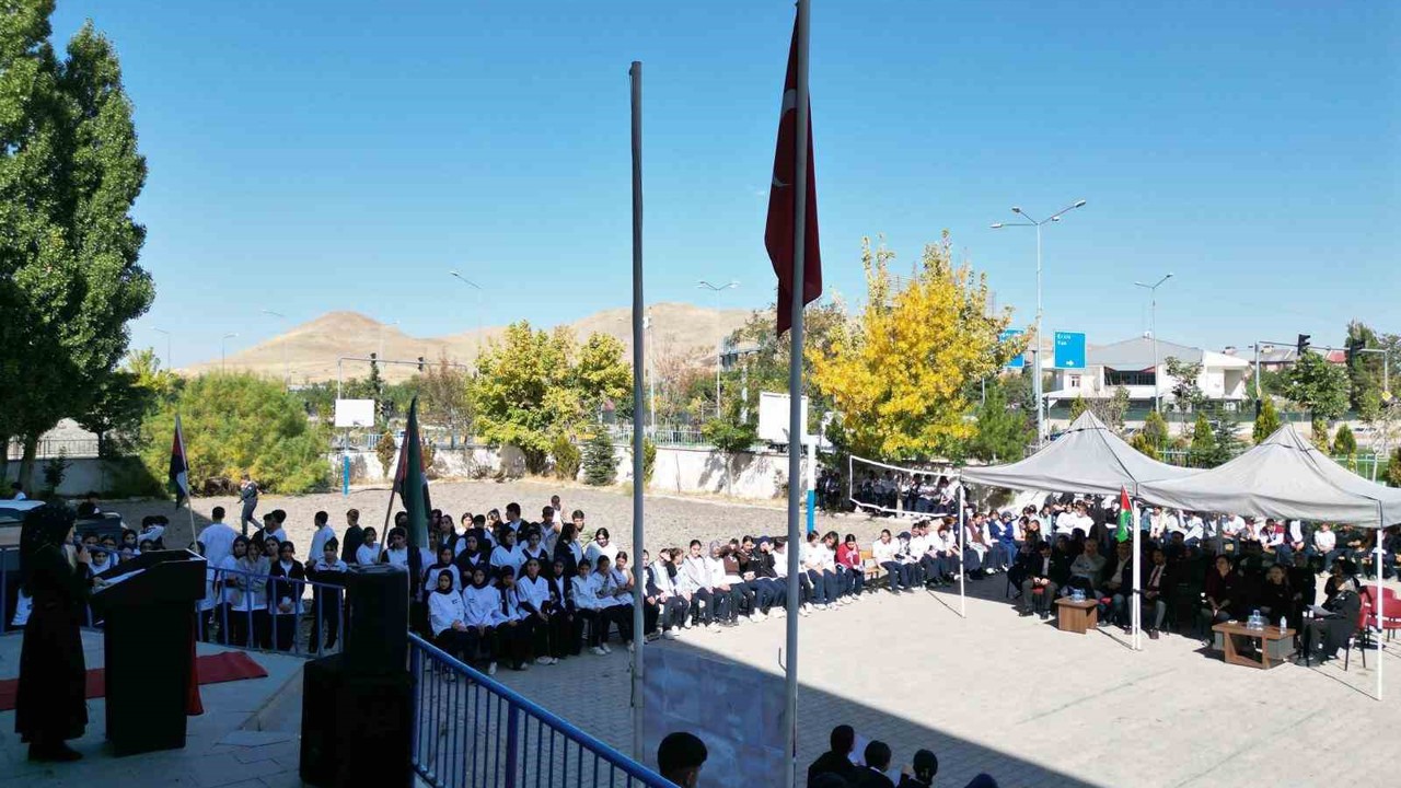 Patnos’ta öğrenciler Filistin için tek yürek oldu
