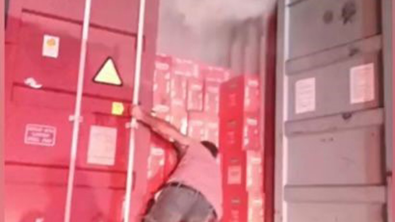 Seyir halindeki tır alev aldı: Makarnaları dorseden atarak kurtarmaya çalıştı
