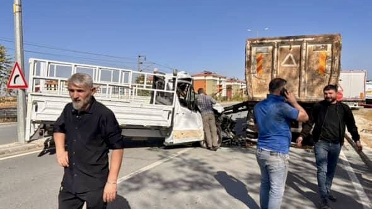Yakınca’da Pikapla Hafriyat Kamyonu Çarpıştı: Bir Kişi Hayatını Kaybetti