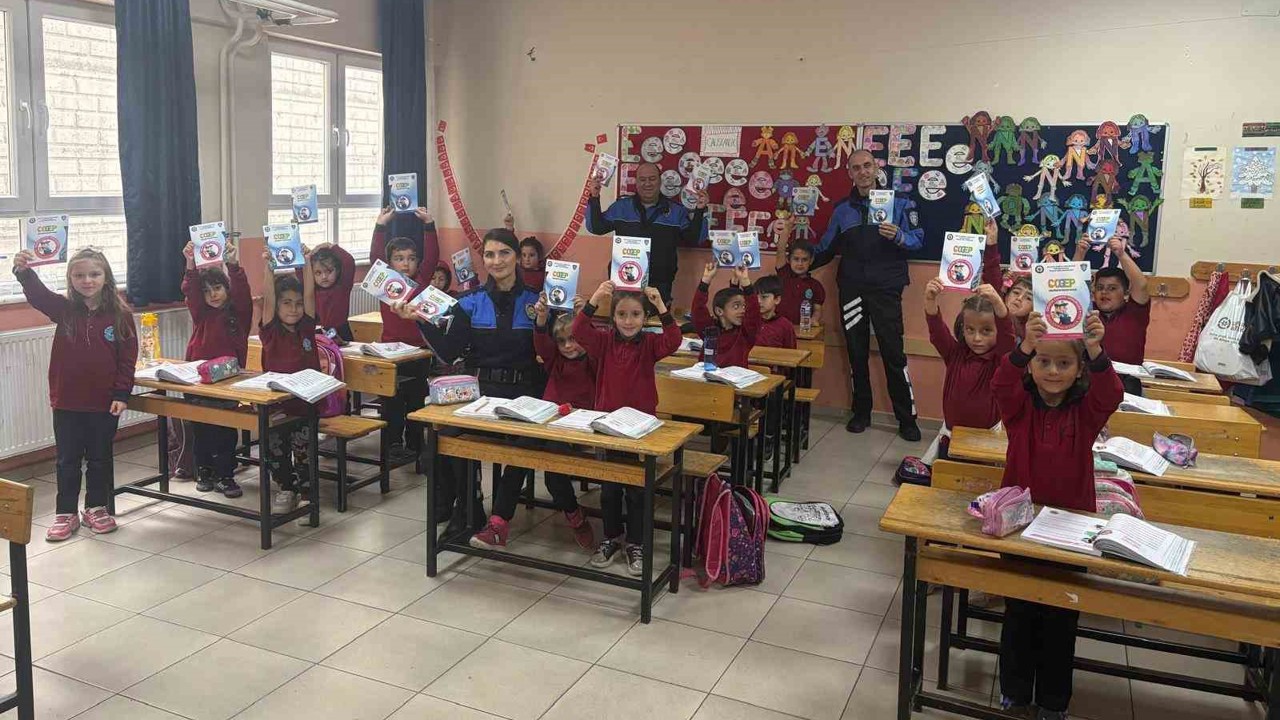 Polis ekipleri, anaokulu ve ilkokulu öğrencilerine eğtim verdi
