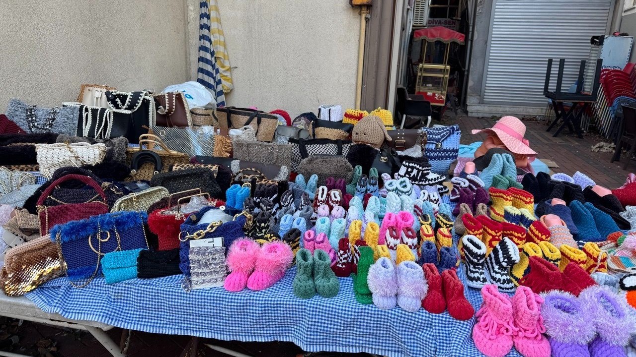 Cam kemik hastası oğluna akülü araç alabilmek için örgü örüyor
