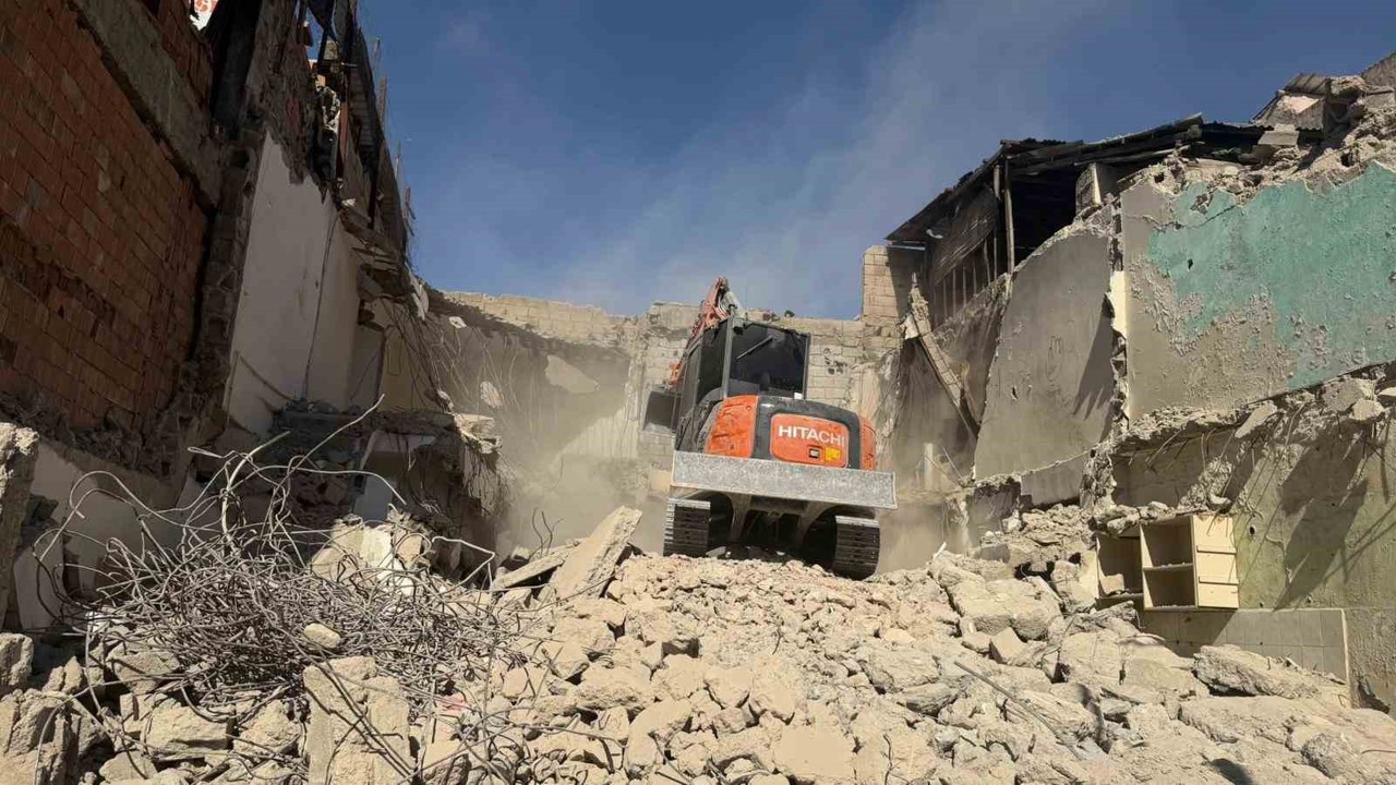 Siirt’te metruk bina kontrollü şekilde yıkıldı
