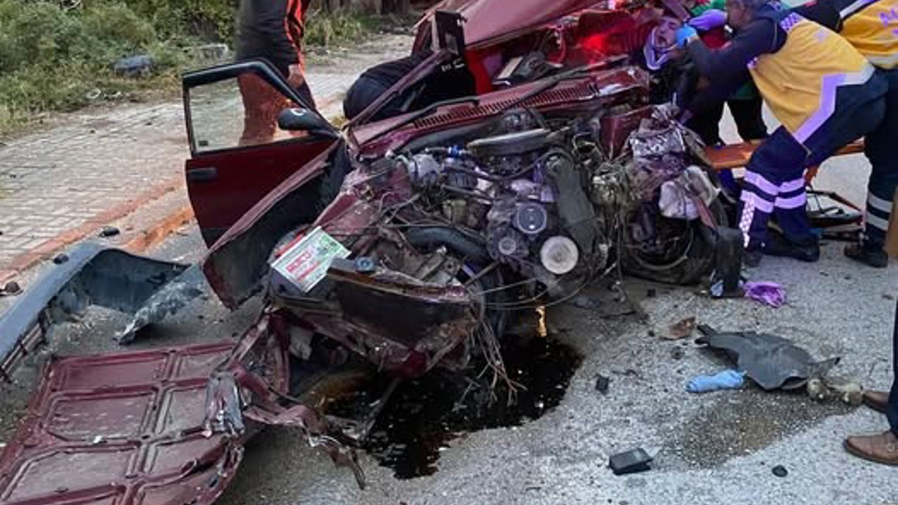 Direğe çarparak hurdaya dönen Fiat Tofaş’ın sürücüsü ağır yaralandı
