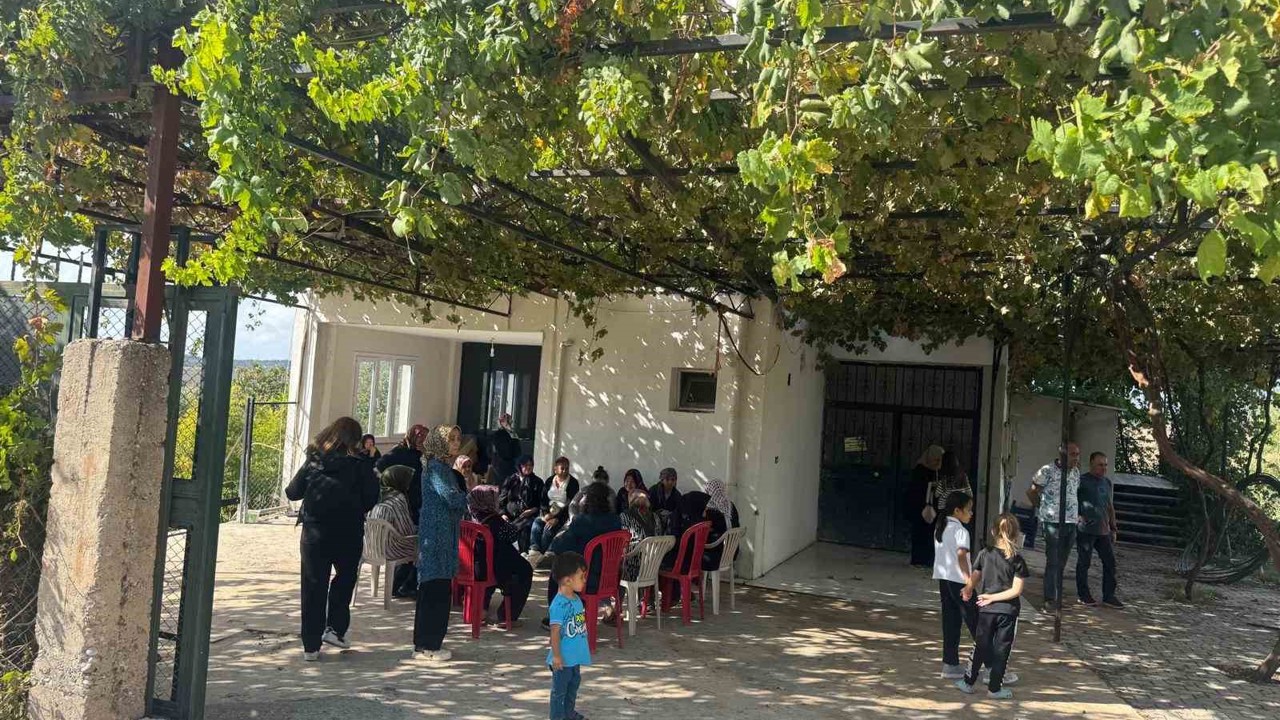 Şehit astsubayın Osmaniye’deki babaevine Türk bayrağı asıldı
