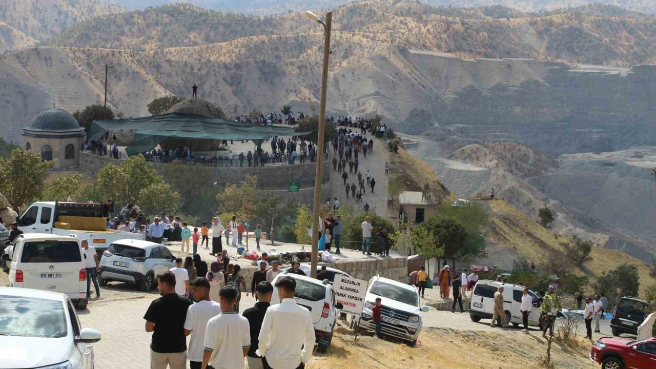 Şırnak’ta 325 yıllık mezarlık ziyareti geleneği 13 bin kişinin katılımıyla gerçekleştirildi
